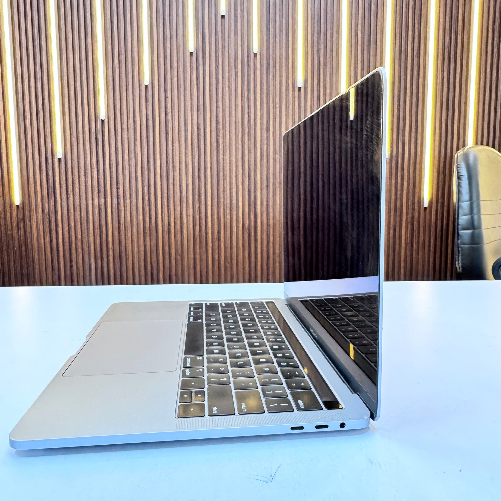 Apple MacBook Pro A1989 | 13-inch Display | Intel Core i5 | 8GB RAM | 256GB SSD (Refurbished)
